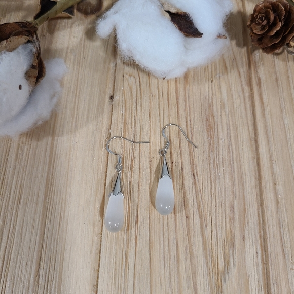 🎉🎉NEW🎉🎉BEAUTIFUL!! WHITE OPAL Teardrop Dangle Earrings in SILVER - Picture 8 of 14
